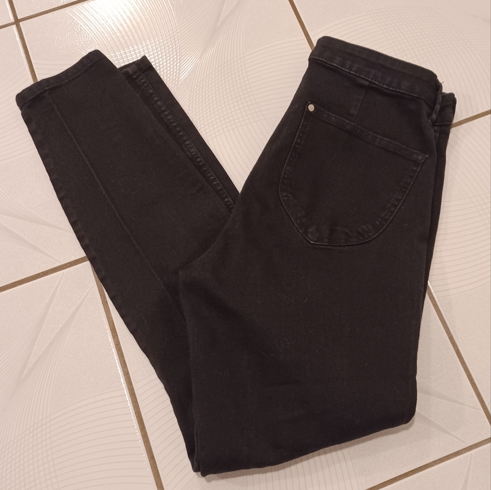 4/$60 Black Skinny Jeans - Size 28
